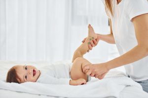Для чего выполнять детский массаж ступней и голеней?